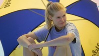 Amy Acuff tampil di lima Olimpiade untuk membela Amerika Serikat pada cabang lompat tinggi. Dia bersama beberapa atlet putri lainnya tampil di Playboy pada tahun 2004. (Andy Lyons /Allsport)