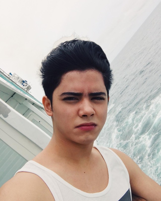 Kerap membintangi berbagai film dan sinetron, nama Aliando Syarief pastinya sudah tak asing lagi didengar. Aktor tampan yang satu ini juga lebih memilih mengejar kariernya. Hal itu membuatnya tidak sempat mengenyam pendidikan SMA. Foto: Instagram