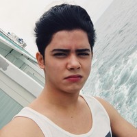 Kerap membintangi berbagai film dan sinetron, nama Aliando Syarief pastinya sudah tak asing lagi didengar. Aktor tampan yang satu ini juga lebih memilih mengejar kariernya. Hal itu membuatnya tidak sempat mengenyam pendidikan SMA. Foto: Instagram