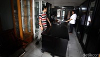 Pengunjung melihat-lihat mebel yang dijual.