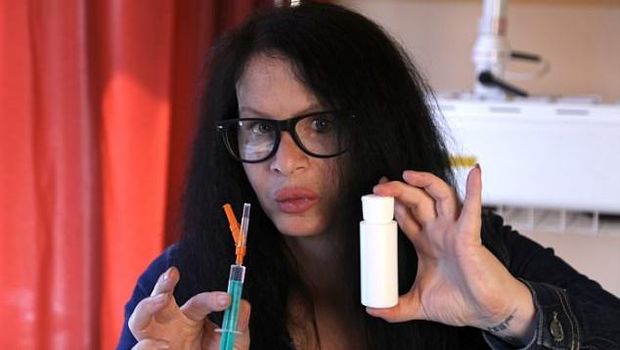 Ngeri! Aktris Jerman Suntikkan Bakteri ke Tubuh Sendiri Demi Awet Muda
