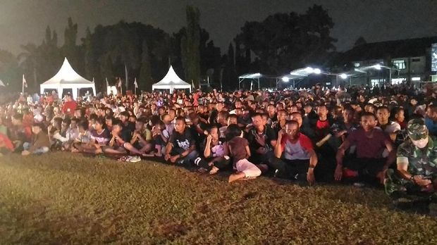 Divif-1 Kostrad Nobar Film G30S PKI Bersama Warga Depok