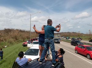 Ramai-ramai Cari Sinyal Usai Badai