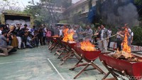 Gula rafinasi dan daging kadaluwarsa dimusnahkan dengan cara dibakar.