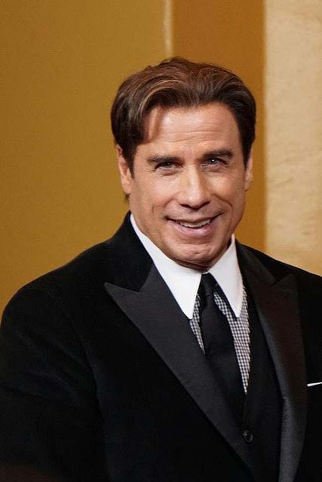 Pertambahan usia kerap ditakuti pria karena garis rambutnya makin lama makin mundur hingga terlihat botak di bagian depan. Ternyata aktor senior John Travolta telah mengalami kemunduran garis rambut. Wig lah yang menjadi penyelamatnya. Foto: ist.