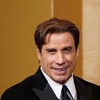 Pertambahan usia kerap ditakuti pria karena garis rambutnya makin lama makin mundur hingga terlihat botak di bagian depan. Ternyata aktor senior John Travolta telah mengalami kemunduran garis rambut. Wig lah yang menjadi penyelamatnya. Foto: ist.