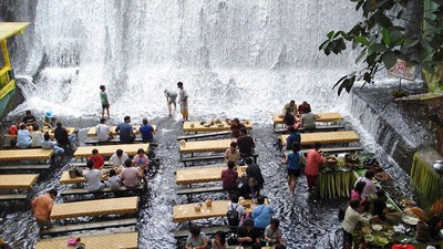 Foto: Wisata Kuliner Unik di Bawah Air Terjun