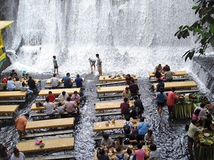 Tertarik Makan di Restoran Air Terjun?