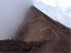 Tim Crisis Center Kemenpar Terus Pantau Situasi Gunung Agung