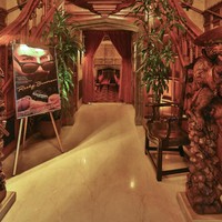 Hugh Hefner membeli bangunan ini pada 1971. Setelah direnovasi, ia melengkapi rumahnya dengan berbagai fasilitas ala hotel seperti dapur katering, gudang wine, tempat fitnes, lapangan tennis, kolam renang, teater hingga ruang sauna. Foto: Getty Images