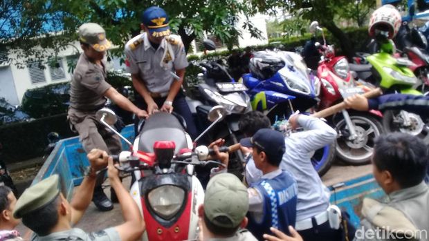 Parkir Liar di Kembangan, 77 Motor Diangkut Petugas Gabungan