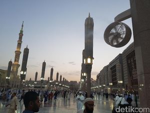 Pelataran Masjid Nabawi Dipenuhi Jemaah Iktikaf yang Terlelap