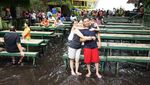 Foto: Wisata Kuliner Unik di Bawah Air Terjun