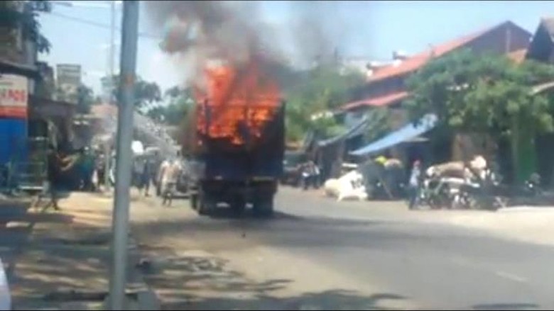 Truk Terbakar, Puluhan Sepeda Angin yang Diangkut Gosong Truk Terbakar, Puluhan Sepeda Angin yang Diangkut Gosong