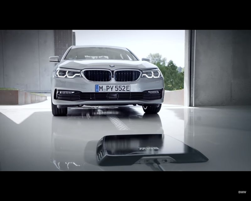 Charger nirkabel mobil listrik BMW