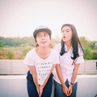 Pesinetron dan pembawa acara Audi Marissa tampak manis dan menawan ketika berperan sebagai anak sekolahan. Foto: Instagram