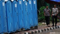 Toilet portable juga disiapkan di depan gedung DPR.