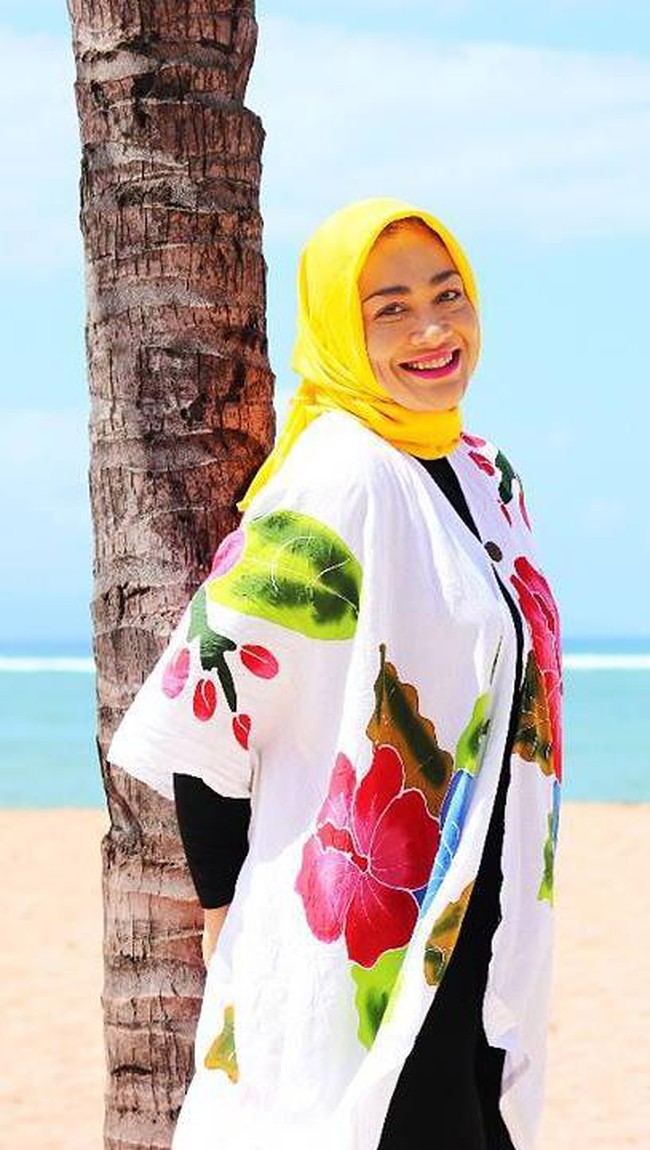 .Dewi hughes adalah seorang presenter senior. Ia juga sukses memangkas berat badannya menjadi 75 Kg dari sebelumnya 150 Kg. Kini ia muncul dengan penampilan barunya. Foto: dok. Instagram
