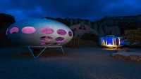 Ada satu bangunan yang sangat ikonik Futuro House. Dibuat oleh arsitek Finlandia, Matti Suuronen bangunan ini terlihat seperti piring terbang atau biasa disebut UFO (unidentified flying object) (Dok. CNN Style)