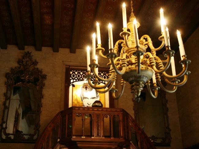 The Great Hall, ruangan yang akan menyambut para tamu Hugh Hefner saat memasuki rumahnya. Foto: Istimewa