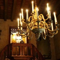 The Great Hall, ruangan yang akan menyambut para tamu Hugh Hefner saat memasuki rumahnya. Foto: Istimewa