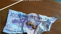 Bentuknya pun beragam, mulai dari yang berupa benda kecil mirip batu yang dibungkus uang kertas Rp 10 ribu. Kemudian peniti yang ditusuk di benda kecil menyerupai buah, cincin, hingga kain putih yang mirip kain kafan. Dok. BKN.