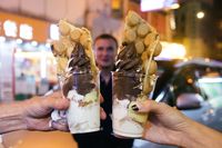 Egg waffle dengan tambahan es krim lembut.