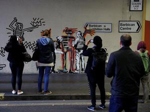 Bansky Bombardir Mural Jean-Michel Basquiat di London