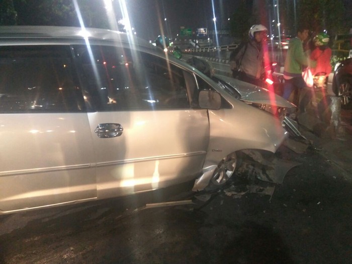 Mobil Tabrak Separator Busway di Jalan Gatot Subroto Arah Cawang