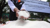 Petugas menunjukkan gula rafinasi yang akan dimusnahkan.