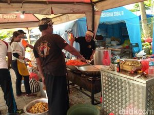 Aksi Para Chef Restoran Memasak di Pengungsian Warga Gunung Agung