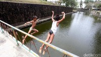 Anak-anak bermain di Benteng Pendem.