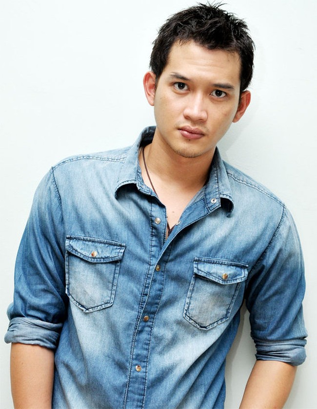 Hati Agnez Mo dikabarkan sempat berlabuh pada pesinetron Rezky Aditya, pada 2009. Dilansir detikhot, keduanya juga sering kepergok jalan bareng. Bahkan di 2012 Agnez sempat menjenguk dan mengaku sangat khawatir ketika Rezky tertimpa kecelakaan hingga pendarahan otak. Foto: Istimewa