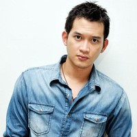 Hati Agnez Mo dikabarkan sempat berlabuh pada pesinetron Rezky Aditya, pada 2009. Dilansir detikhot, keduanya juga sering kepergok jalan bareng. Bahkan di 2012 Agnez sempat menjenguk dan mengaku sangat khawatir ketika Rezky tertimpa kecelakaan hingga pendarahan otak. Foto: Istimewa