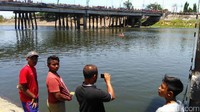 Warga yang melintas di Jembatan Porong kaget dengan munculnya seekor buaya di Kali Porong, Sidoarjo, Jawa Timur.