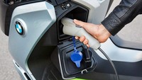 Modul baterai ion lithium ini hampir sama dengan baterai yang ada di mobil BMW i3. Foto: pool (motorcycle)
