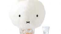 Wah, minuman orange soda ini tampil unik. Ada hiasan kepala miffy di bagian atasnya.