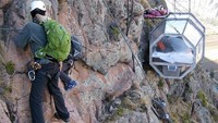 Karena berada di tebing, tentu saja para turis harus memanjat tebing terlebih dulu sebelum tiba di dalam kamarnya. Hari pertama diisi dengan panjat tebing, lalu selanjutnya tinggal menghabiskan waktu di dalam kamarnya saja (Dok. Skylodge Adventure Suites/Facebook)