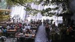 Foto: Wisata Kuliner Unik di Bawah Air Terjun