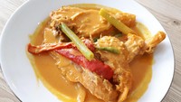 Nah, gulai kepala ikan kakap ini bisa Anda temui di RM. Sepakat Sentosa di Depok. Tidak hanya ayam pop, gulai gajebo, serta rendang. Tapi ada juga menu enak lainnya yaitu gulai kepala ikan kakap yang gurih kental. Foto: Dok. detikFood