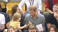 Namun, aksi pencurian yang menggemaskan ini ternyata terekam kamera. Pangeran Harry akhirnya sadar bahwa popcornya diambil oleh teman kecil yang ada di sampingnya ini. (Foto: ITV News)
