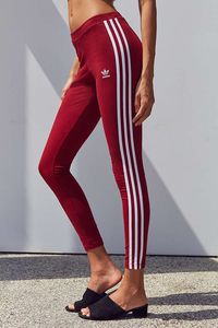 Intip 5 Legging Stylish Seperti yang Dipakai Para Model Saat Nge-Gym