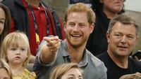 Pangeran Harry dan Emily kemudian berbincang akrab. Mereka berbagi popcorn bersama (Foto: REUTERS/Fred Thornhill)