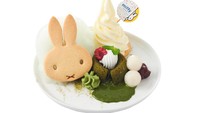 Dessert ini tentunya tak bisa dilewatkan penggemar matcha. Cake dengan isian saus matcha leleh didampingi pasta kacang merah dan es krim.