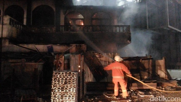 Masjid di Samping Plaza Semanggi Terbakar, 5 Unit Damkar Dikerahkan