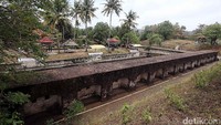 Dinamakan Benteng Pendem karena benteng peninggalan Belanda ini sempat terpendam atau tertutup tanah dan tidak terurus.