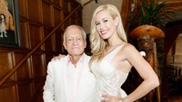 Posenya bersama seorang playmate di kediamannya. Mike Windle/Getty Images for Playboy.
