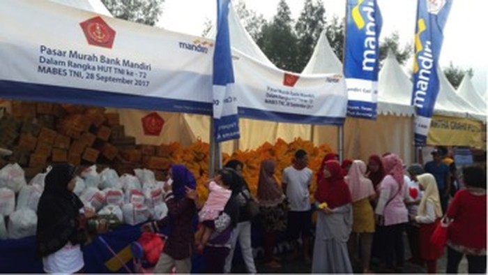 Meriahkan HUT TNI ke-72, Bank Mandiri Gelar Pasar Murah