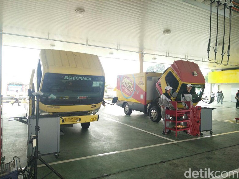 Truk Fuso. Foto: Khairul Imam Ghozali Truk Fuso. Foto: Khairul Imam Ghozali