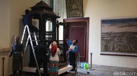 Para petugas melakukan perawatan koleksi Museum Sejarah Jakarta atau yang dikenal sebagai Museum Fatahillah, di Kawasan Kota Tua, Jakarta Barat, Kamis (28/9/2017).